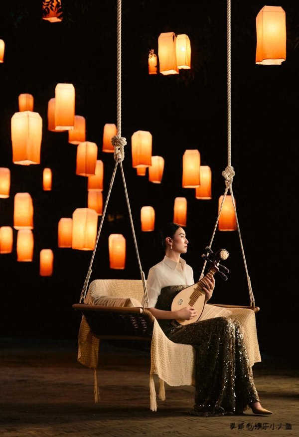 华泰优配 宋佳央视中秋晚会美照, 一袭粉色连衣裙气质端庄明艳动人!